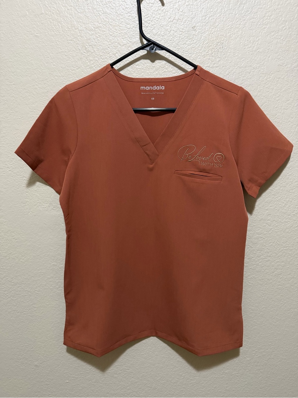 Mandala One Pocket V-Neck Scrub Top Chestnut XS NWT Limited Edition